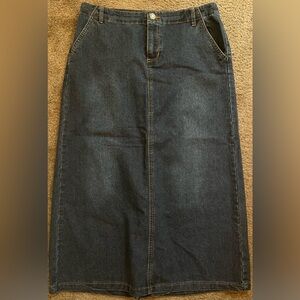 Est. 1946 Dark Denim Skirt with Contrast Stitching. Like new.





Small tote